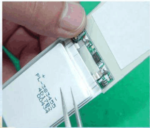 避免用鑷子之類的利器接觸電芯表面，防止刺破電芯包裝而造成漏液。