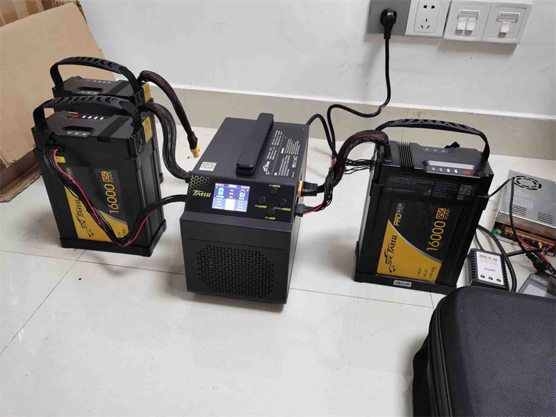 無(wú)人機(jī)電池充電中 無(wú)人機(jī)電池充電中