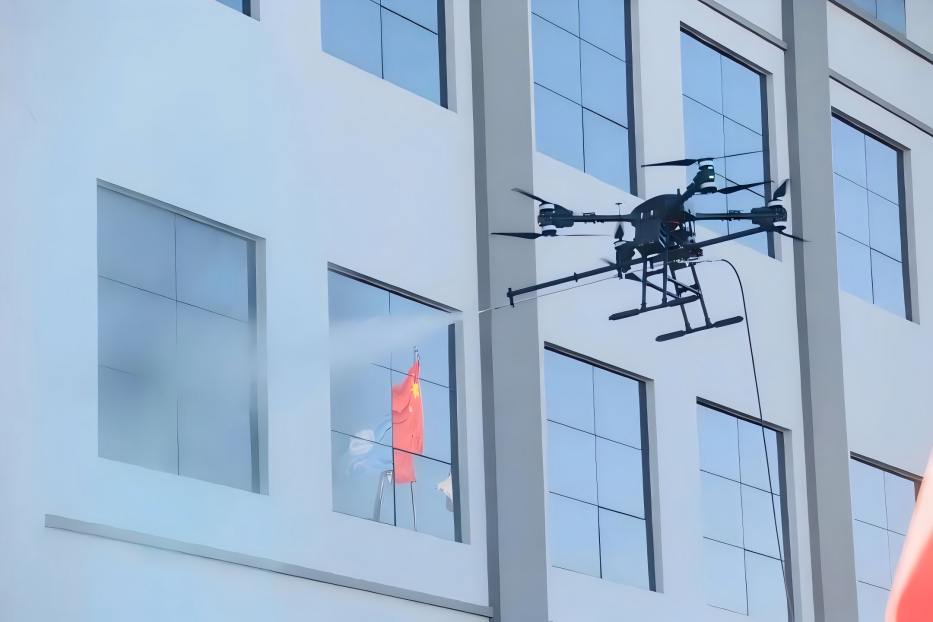 高空清洗無人機(jī)作業(yè)