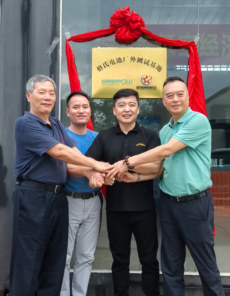 格瑞普副總經(jīng)理陳海波和星灣航空領(lǐng)導(dǎo) 格瑞普副總經(jīng)理陳海波和星灣航空領(lǐng)導(dǎo)