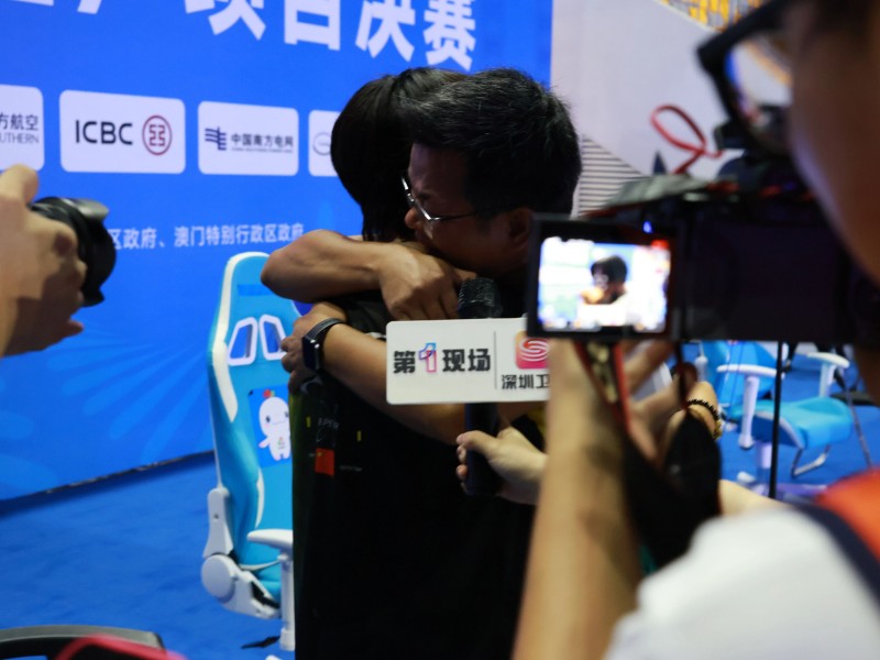 小白奪冠，師傅黃教練忍不住淚灑現(xiàn)場