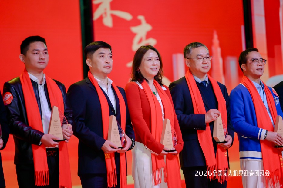 左二為副總經(jīng)理陳波海先生 左二為副總經(jīng)理陳波海先生