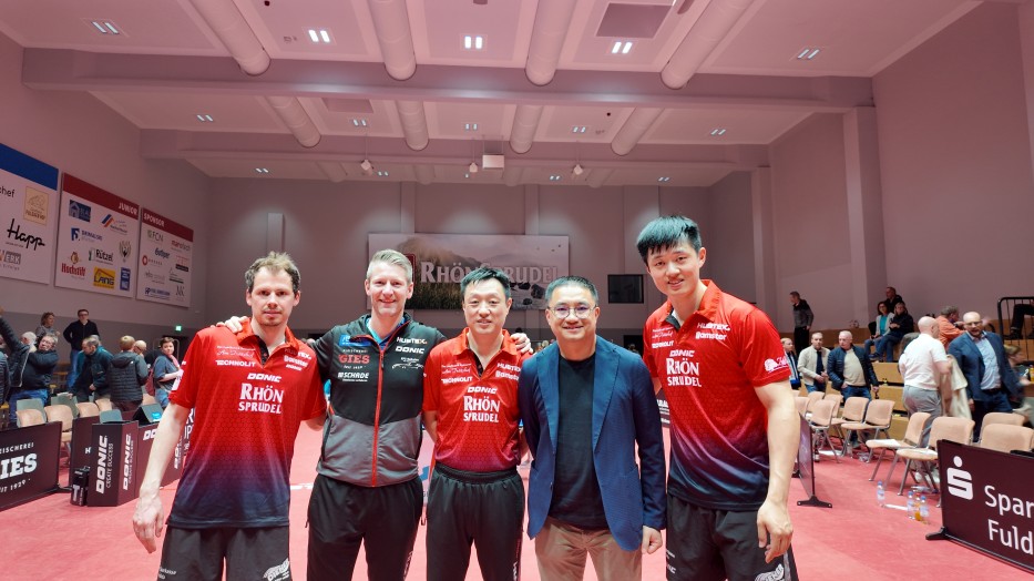 孟繁博與格瑞普T總，其他球員合影