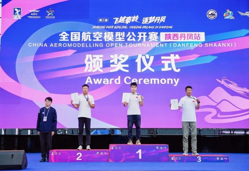 中國飛手(張旭駿(中)，段志勇(右))